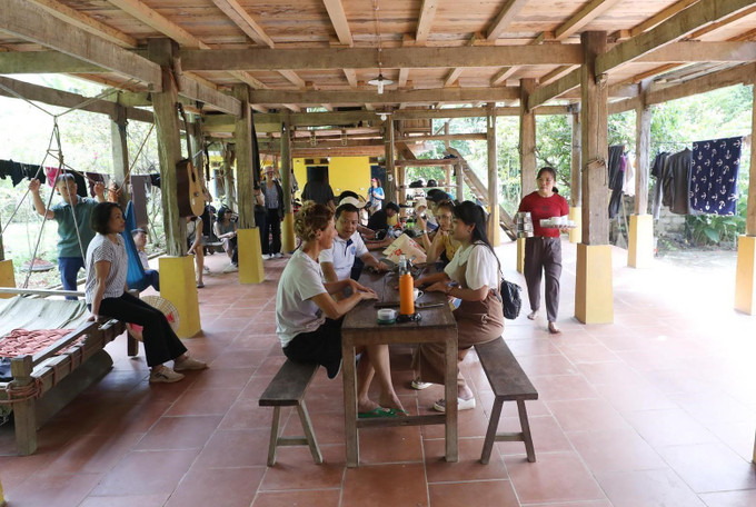 Du khách nghỉ tại Mão’s homestay by Vietclimb thuộc Làng du lịch cộng đồng xã Yên Thịnh. Ảnh: Anh Tuấn – TTXVN Trải nghiệm du lịch sinh thái ở xứ Lạng ảnh 2