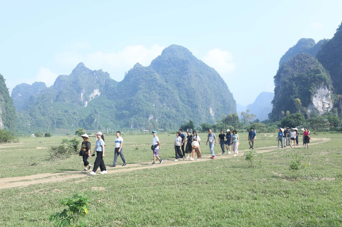 Du khách tham quan Khu dã ngoại tại thôn Làng Áng, xã Yên Thịnh (Hữu Lũng, Lạng Sơn). Ảnh: Anh Tuấn – TTXVN Trải nghiệm du lịch sinh thái ở xứ Lạng ảnh 6