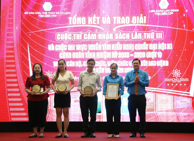 Liên đoàn Lao động tỉnh Bến Tre cũng trao giải cho các cá nhân xuất sắc trong cuộc thi trực tuyến tìm hiểu Nghị quyết Đại hội XI công đoàn tỉnh, nhiệm kỳ 2023 - 2028 (đợt 1). Ảnh: Chương Đài - TTXVN Bến Tre: “Cảm nhận sách” – cuộc thi lan tỏa văn hóa đọc ảnh 2