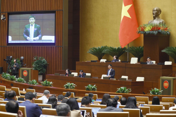 Bộ trưởng Bộ Giao thông vận tải Nguyễn Văn Thắng phát biểu giải trình, làm rõ một số vấn đề đại biểu Quốc hội nêu. Ảnh: Doãn Tấn - TTXVN Mức thu phí sử dụng đường bộ mới áp dụng từ 1/2/2024 ảnh 1