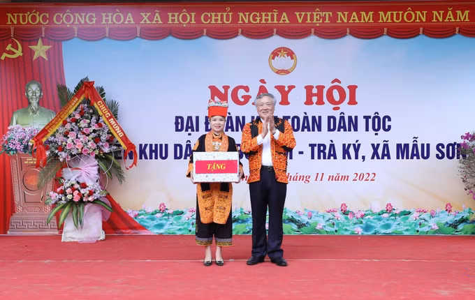 Ủy viên Bộ Chính trị Nguyễn Hòa Bình dự Ngày hội Đại đoàn kết toàn dân tộc tại Lạng Sơn ảnh 3