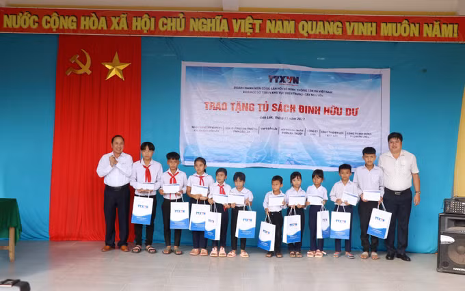 Tủ sách Đinh Hữu Dư đến với học sinh vùng khó khăn của Đắk Lắk ảnh 3