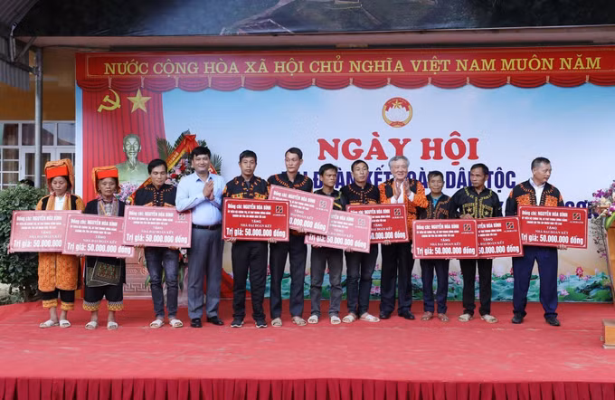 Ủy viên Bộ Chính trị Nguyễn Hòa Bình dự Ngày hội Đại đoàn kết toàn dân tộc tại Lạng Sơn ảnh 5
