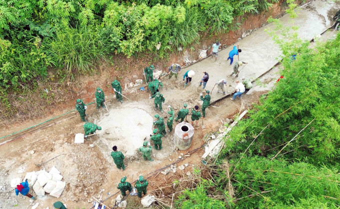 Ra quân làm đường giao thông nông thôn xã Mường Lèo. Ảnh: Quang Quyết - TTXVN Sơn La vun đắp mối quan hệ đoàn kết, gắn bó trên tuyến biên cương ảnh 1