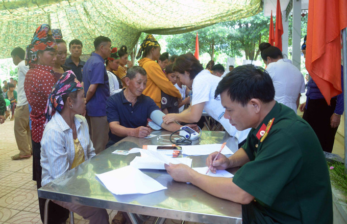 Khám tư vấn sức khỏe cho nhân dân xã Mường Lèo. Ảnh: Quang Quyết - TTXVN Sơn La vun đắp mối quan hệ đoàn kết, gắn bó trên tuyến biên cương ảnh 2