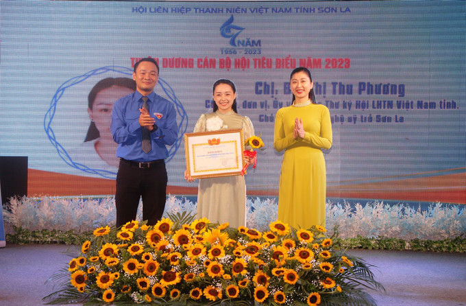 Tặng bằng khen cho cán bộ Hội tiêu biểu. Ảnh: Phan Quân - TTXVN Thanh niên Sơn La tự hào viết tiếp trang sử Hội ảnh 3