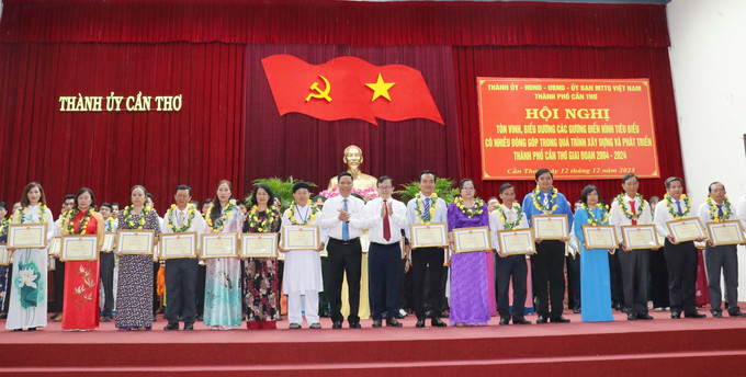 Trao Bằng khen của Chủ tịch UBND thành phố Cần Thơ cho các cá nhân tiêu biểu. Ảnh: Ngọc Thiện - TTXVN Cần Thơ tôn vinh, biểu dương 100 gương điển hình tiêu biểu ảnh 2