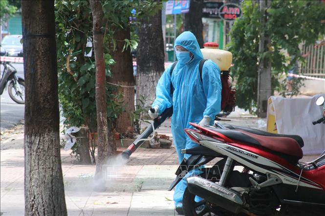 Ngành Y tế tổ chức phun thuốc khử trùng khu dân cư có bệnh nhân nhiễm COVD-19 đoạn từ ngã tư Hoàng Diệu – Lý Thường Kiệt đến ngã tư Hoàng Diệu – Hai Bà Trưng, phường Thắng Lợi. Ảnh: Tuấn Anh – TTXVN Dịch COVID-19: Cách ly toàn xã hội thành phố Buôn Ma Thuột, Đắk Lắk ảnh 3