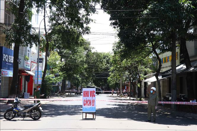 Cơ quan chức năng tiến hành phong tỏa khu dân cư có bệnh nhân nhiễm COVID-19 đoạn từ ngã tư Hoàng Diệu – Lý Thường Kiệt đến ngã tư Hoàng Diệu – Hai Bà Trưng, phường Thắng Lợi. Ảnh: Tuấn Anh – TTXVN Dịch COVID-19: Cách ly toàn xã hội thành phố Buôn Ma Thuột, Đắk Lắk ảnh 1