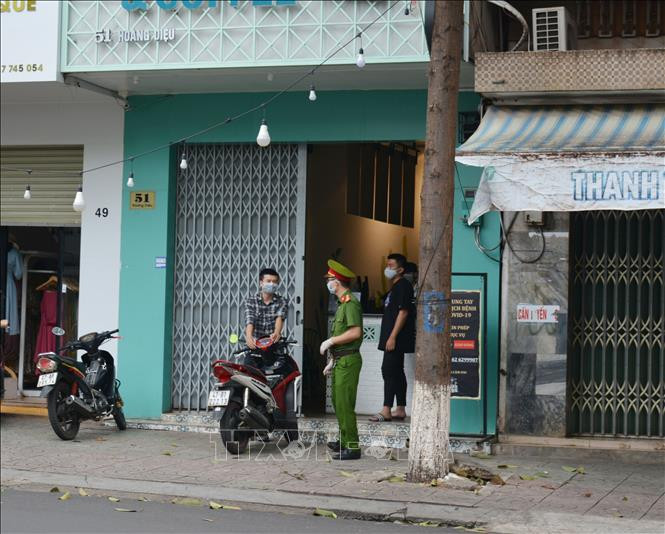 Cơ quan chức năng thông báo đến người dân về việc khoanh vùng cách ly khu dân cư có bệnh nhân nhiễm COVD-19 tại đường Hoàng Diệu, phường Thắng Lợi. Ảnh: Tuấn Anh – TTXVN Dịch COVID-19: Cách ly toàn xã hội thành phố Buôn Ma Thuột, Đắk Lắk ảnh 2
