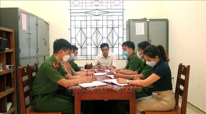 Lực lượng chức năng họp bàn giải pháp để tuyên truyền người dân hiểu và từ bỏ tổ chức bất hợp pháp Dương Văn Mình. Ảnh: Vũ Quang – TTXVN Tuyên Quang kiên quyết xóa bỏ tổ chức bất hợp pháp Dương Văn Mình trong vùng đồng bào Mông ảnh 1