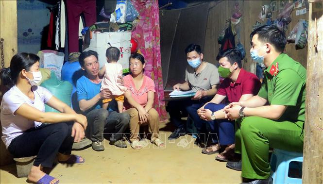 Tuyên truyền để người dân hiểu và từ bỏ tổ chức bất hợp pháp Dương Văn Mình. Ảnh: Vũ Quang – TTXVN Tuyên Quang kiên quyết xóa bỏ tổ chức bất hợp pháp Dương Văn Mình trong vùng đồng bào Mông ảnh 4