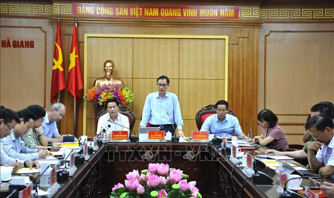 Thứ trưởng Bộ Ngoại giao Lê Hoài Trung làm việc với lãnh đạo chủ chốt tỉnh Hà Giang. Ảnh: Minh Tâm-TTXVN Hà Giang: Nâng cao hiệu quả hoạt động đối ngoại, tạo động lực phát triển nhanh và bền vững ảnh 1