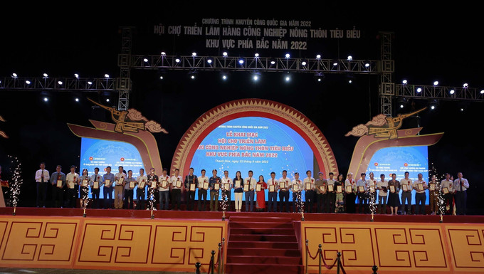 Ban tổ chức trao Giấy chứng nhận sản phẩm công nghiệp nông thôn tiêu biểu cho các doanh nghiệp. Ảnh: Trịnh Duy Hưng - TTXVN Khai mạc Hội chợ triển lãm hàng công nghiệp nông thôn tiêu biểu khu vực phía Bắc ảnh 3