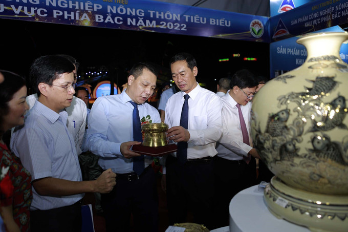 Đại biểu tham quan các gian hàng công nghiệp nông thôn tiêu biểu. Ảnh: Trịnh Duy Hưng – TTXVN Khai mạc Hội chợ triển lãm hàng công nghiệp nông thôn tiêu biểu khu vực phía Bắc ảnh 2
