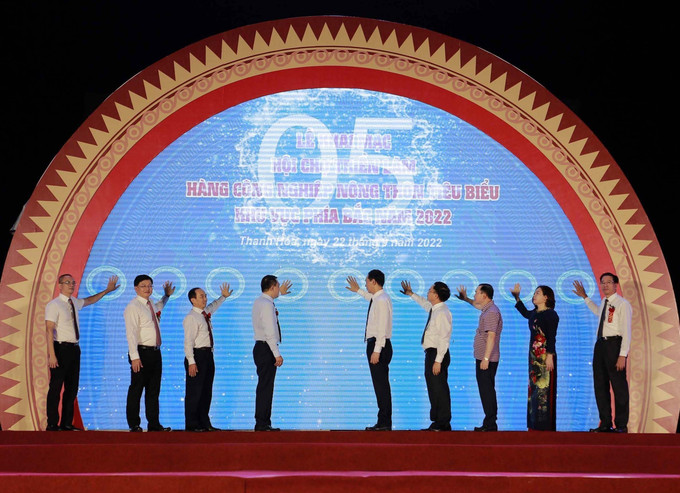 Các đại biểu ấn nút khai mạc Hội chợ triển lãm hàng công nghiệp nông thôn tiêu biểu khu vực phía Bắc năm 2022. Ảnh: Trịnh Duy Hưng – TTXVN Khai mạc Hội chợ triển lãm hàng công nghiệp nông thôn tiêu biểu khu vực phía Bắc ảnh 1