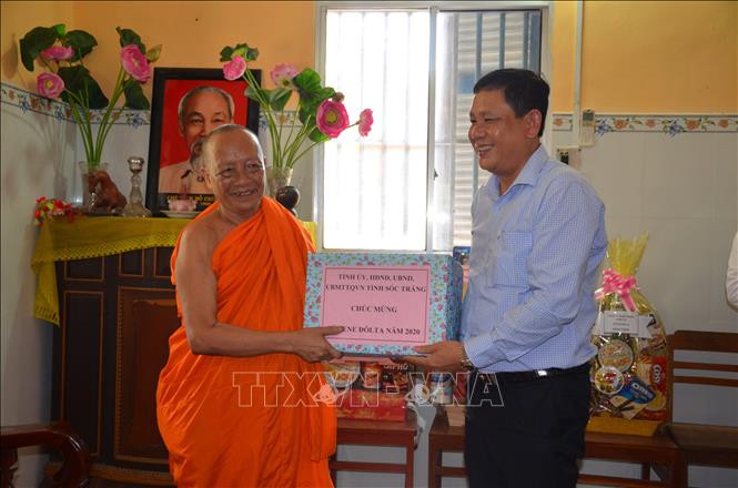 Ông Dương Sà Kha, Chủ tịch Ủy ban Mặt trận Tổ quốc Việt Nam tặng quà Hòa thượng Tăng Nô, Trụ trì Chùa Khleang (phường 6, thành phố Sóc Trăng) nhân Lễ Sene Dolta. Ảnh: Chanh Đa - TTXVN Đồng bào Khmer ở Sóc Trăng đón lễ Sene Đôlta trên tinh thần đoàn kết, an toàn, tiết kiệm ảnh 2