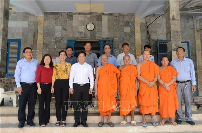 Đoàn công tác của Ủy ban Mặt trận Tổ quốc Việt Nam tỉnh Sóc Trăng do ông Dương Sà Kha làm trưởng đoàn đến thăm và chúc mừng các vị sư sãi cùng cán bộ hưu trí dân tộc Khmer trên địa bàn thành phố Sóc Trăng. Ảnh: Chanh Đa - TTXVN Đồng bào Khmer ở Sóc Trăng đón lễ Sene Đôlta trên tinh thần đoàn kết, an toàn, tiết kiệm ảnh 1