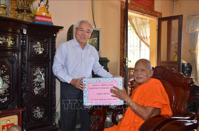 Ông Phan Văn Sáu, Bí thư Tỉnh ủy Sóc Trăng và đoàn công tác đến thăm, chúc mừng lễ Sene Dolta Hòa thượng Dương Nhơn, Phó Pháp chủ Hội đồng Chứng minh Giáo hội Phật giáo Việt Nam, Hội trưởng Hội Đoàn kết sư sãi yêu nước tỉnh, Trụ trì chùa Prếk On Đớk (chùa Cần Đước, xã Thạnh Phú huyện Mỹ Xuyên). Ảnh: Chanh Đa - TTXVN Đồng bào Khmer ở Sóc Trăng đón lễ Sene Đôlta trên tinh thần đoàn kết, an toàn, tiết kiệm ảnh 3