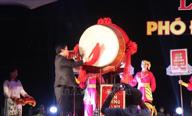 Chủ tịch UBND tỉnh Thừa Thiên - Huế Nguyễn Văn Phương đánh trống khai trương phố đêm. Ảnh: Tường Vi - TTXVN Khai trương Phố đêm Hoàng thành Huế ảnh 3