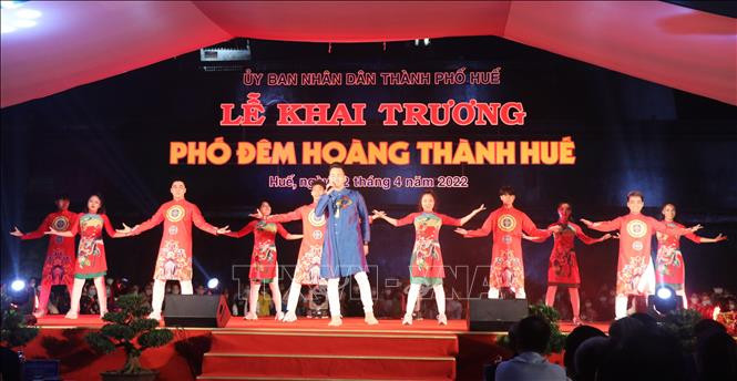 Biểu diễn nghệ thuật tại lễ khai trương phố đêm Hoàng thành Huế. Ảnh: Tường Vi - TTXVN Khai trương Phố đêm Hoàng thành Huế ảnh 1