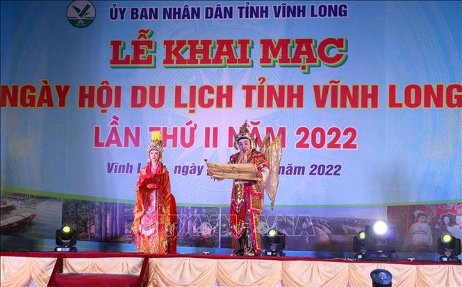 Chương trình biểu diễn hát bội - một sản phẩm du lịch đang được tỉnh Vĩnh Long hoàn thiện để đưa vào khai thác phục vụ du khách. Ảnh: Lê Thúy Hằng - TTXVN Tăng cường liên kết đưa cụm du lịch phía Đông đồng bằng sông Cửu Long phục hồi và phát triển ảnh 1