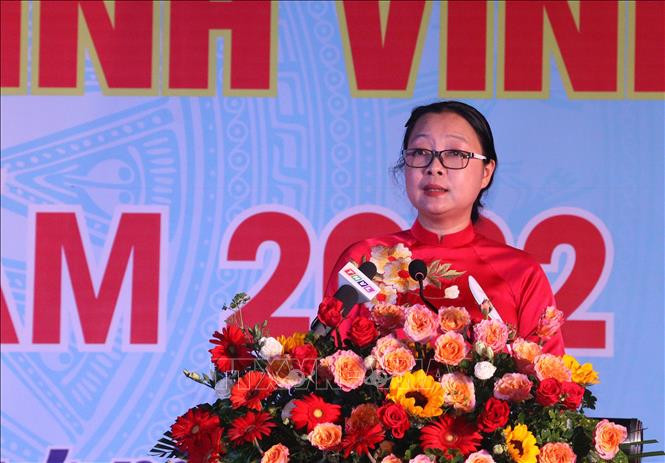Bà Nguyễn Thị Quyên Thanh, Phó Chủ tịch UBND tỉnh Vĩnh Long phát biểu tại buổi lễ. Ảnh: Lê Thúy Hằng – TTXVN Tăng cường liên kết đưa cụm du lịch phía Đông đồng bằng sông Cửu Long phục hồi và phát triển ảnh 2