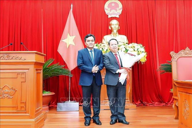 Ông Châu Ngọc Tuấn (bên phải) được bầu giữ chức vụ Chủ tịch Hội đồng nhân dân tỉnh Gia Lai khóa XI (nhiệm kỳ 2016-2021). Ảnh: Đức Thụy/TTXVN phát Ông Châu Ngọc Tuấn được bầu làm Chủ tịch Hội đồng nhân dân tỉnh Gia Lai ảnh 2