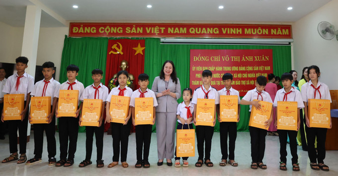 Phó Chủ tịch nước Võ Thị Ánh Xuân thăm hỏi, tặng quà cho đối tượng được chăm sóc tại Trung tâm Bảo trợ xã hội tỉnh Đắk Lắk. Ảnh: Tuấn Anh - TTXVN Phó Chủ tịch nước Võ Thị Ánh Xuân thăm và tặng quà tại Đắk Lắk ảnh 1