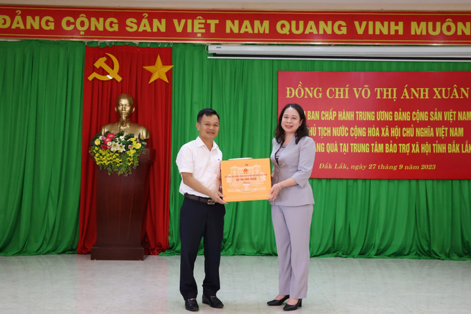 Phó Chủ tịch nước Võ Thị Ánh Xuân tặng quà cho Trung tâm Bảo trợ xã hội tỉnh Đắk Lắk. Ảnh: Tuấn Anh – TTXVN Phó Chủ tịch nước Võ Thị Ánh Xuân thăm và tặng quà tại Đắk Lắk ảnh 2