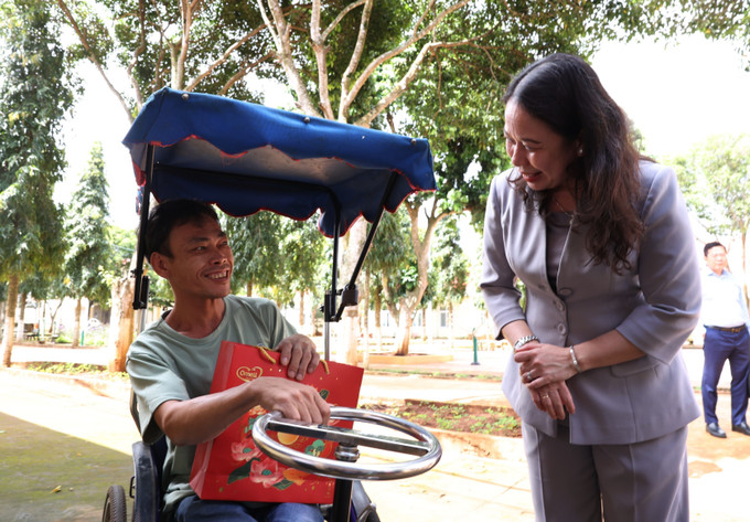 Phó Chủ tịch nước Võ Thị Ánh Xuân thăm hỏi, tặng quà cho đối tượng được chăm sóc tại Trung tâm Bảo trợ xã hội tỉnh Đắk Lắk. Ảnh: Tuấn Anh – TTXVN Phó Chủ tịch nước Võ Thị Ánh Xuân thăm và tặng quà tại Đắk Lắk ảnh 4
