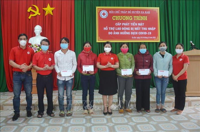 Trao tiền hỗ trợ cho cho lao động từ vùng dịch về địa phương do bị mất thu nhập. Ảnh: Hoài Thu – TTXVN Đắk Lắk trao quà hỗ trợ cho lao động từ vùng dịch trở về địa phương ảnh 2