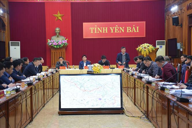 Quang cảnh buổi làm việc. Ảnh: Việt Dũng - TTXVN Đảm bảo tiến độ dự án kết nối giao thông các tỉnh miền núi phía Bắc ảnh 1