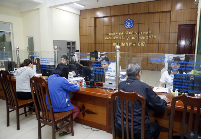 Nhân viên bảo hiểm y tế Hưng Yên hướng dẫn người dân tham gia bảo hiểm xã hội. Ảnh: Phạm Kiên - TTXVN Chế độ bảo hiểm xã hội với người lao động tại các đơn vị chưa đóng đủ bảo hiểm xã hội ảnh 2