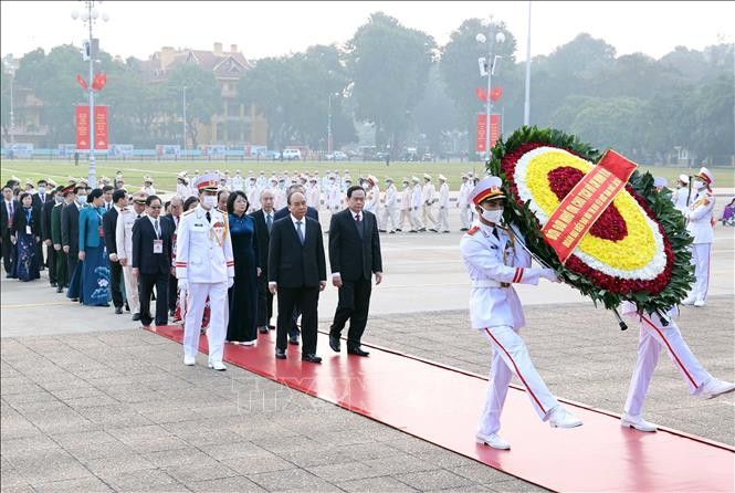 Thủ tướng Nguyễn Xuân Phúc dẫn đầu Đoàn đại biểu dự Đại hội Thi đua yêu nước toàn quốc lần thứ X đặt vòng hoa và vào Lăng viếng Chủ tịch Hồ Chí Minh. Ảnh: Thống Nhất - TTXVN Đoàn đại biểu Đại hội thi đua yêu nước toàn quốc lần thứ X vào Lăng viếng Chủ tịch Hồ Chí Minh ảnh 1