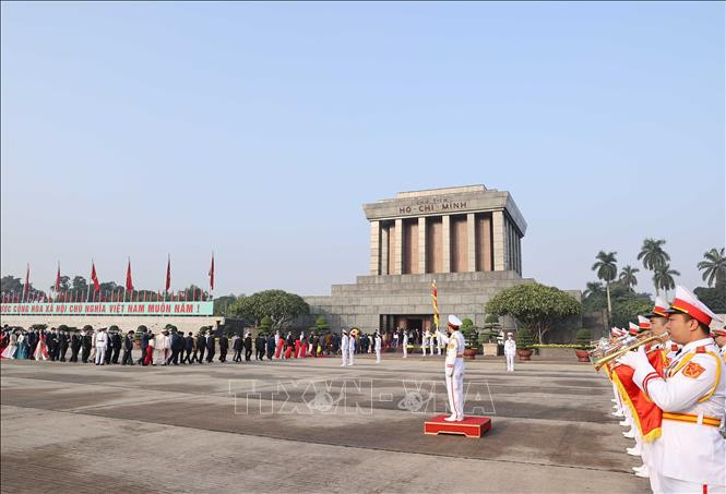 Quang cảnh Đoàn đại biểu dự Đại hội Thi đua yêu nước toàn quốc lần thứ X vào Lăng viếng Chủ tịch Hồ Chí Minh. Ảnh: Thống Nhất - TTXVN Đoàn đại biểu Đại hội thi đua yêu nước toàn quốc lần thứ X vào Lăng viếng Chủ tịch Hồ Chí Minh ảnh 5