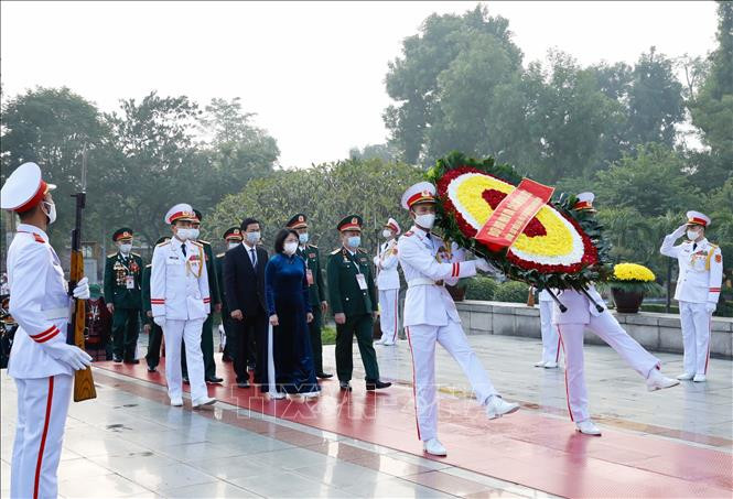 Phó Chủ tịch nước Đặng Thị Ngọc Thịnh dẫn đầu đoàn đại biểu đến đặt vòng hoa tại Đài tưởng niệm các Anh hùng liệt sĩ (đường Bắc Sơn, Hà Nội). Ảnh: Dương Giang - TTXVN Đoàn đại biểu Đại hội thi đua yêu nước toàn quốc lần thứ X vào Lăng viếng Chủ tịch Hồ Chí Minh ảnh 6
