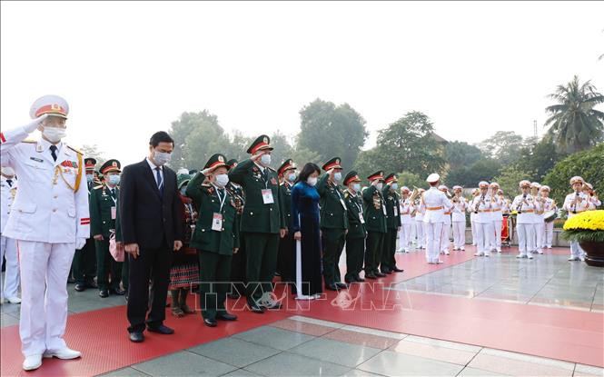Phó Chủ tịch nước Đặng Thị Ngọc Thịnh dẫn đầu đoàn đại biểu đến đặt vòng hoa tại Đài tưởng niệm các Anh hùng liệt sĩ (đường Bắc Sơn-Hà Nội). Ảnh: Dương Giang - TTXVN Đoàn đại biểu Đại hội thi đua yêu nước toàn quốc lần thứ X vào Lăng viếng Chủ tịch Hồ Chí Minh ảnh 7