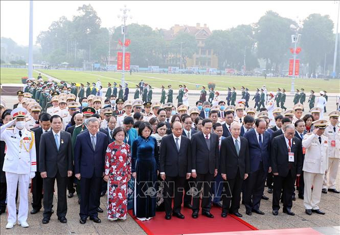 Thủ tướng Nguyễn Xuân Phúc dẫn đầu Đoàn đại biểu dự Đại hội Thi đua yêu nước toàn quốc lần thứ X đặt vòng hoa và vào Lăng viếng Chủ tịch Hồ Chí Minh. Ảnh: Thống Nhất - TTXVN Đoàn đại biểu Đại hội thi đua yêu nước toàn quốc lần thứ X vào Lăng viếng Chủ tịch Hồ Chí Minh ảnh 2