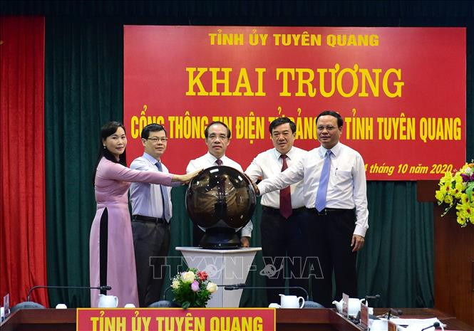 Bí thư Tỉnh ủy Tuyên Quang Chẩu Văn Lâm (giữa) và các đại biểu khai trương Cổng thông tin điện tỉnh Đảng bộ tỉnh Tuyên Quang. Ảnh Quang Cường – TTXVN Đổi mới, sáng tạo, đưa Tuyên Quang trở thành tỉnh phát triển khá trong khu vực miền núi phía Bắc ảnh 4