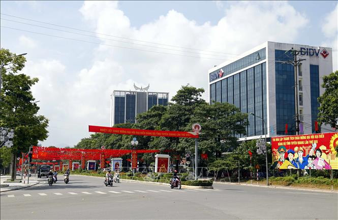 Đường phố Tuyên Quang rực đỏ, cờ hoa, băng rôn khẩu hiệu chào mừng Đại hội Đảng bộ tỉnh Tuyên Quang nhiệm kỳ 2020 - 2025. Ảnh: Quang Đán – TTXVN Đổi mới, sáng tạo, đưa Tuyên Quang trở thành tỉnh phát triển khá trong khu vực miền núi phía Bắc ảnh 3