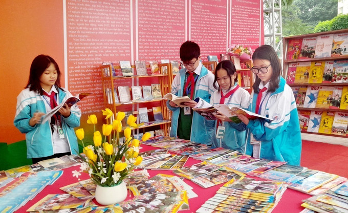 Hội báo Xuân 2023 thu hút đông đảo độc giả tham dự. Ảnh: Thu Hằng-TTXVN Lễ hội Thơ Nguyên tiêu và Hội Báo Xuân Quý Mão tại Thái Nguyên ảnh 1