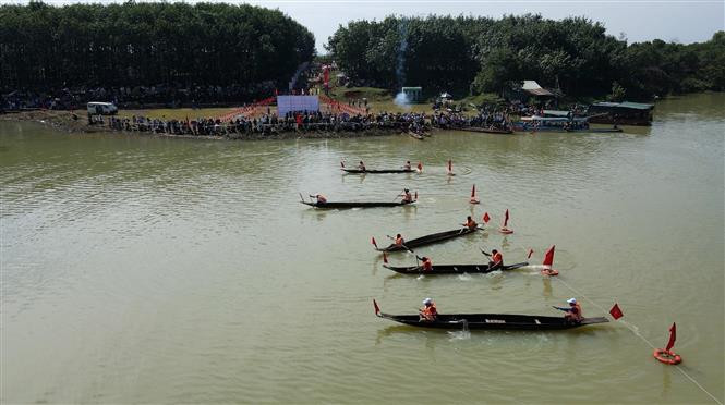 Hội đua thuyền độc mộc trên sông Pô Kô nhìn từ trên cao. Ảnh: Hồng Điệp - TTXVN Độc đáo lễ hội đua thuyền độc mộc trên sông Pô Kô ảnh 3