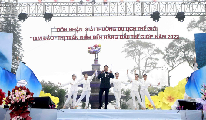 Tiết mục văn nghệ chào mừng Lễ đón nhận Giải thưởng du lịch thế giới tại thị trấn Tam Đảo. Ảnh: Hoàng Hùng – TTXVN Tam Đảo - Thị trấn điểm đến hàng đầu Thế giới năm 2022 ảnh 2