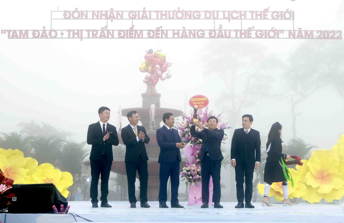 Lãnh đạo tỉnh Vĩnh Phúc đón nhận Giải thưởng du lịch thế giới “Tam Đảo - thị trấn điểm đến hàng đầu thế giới” năm 2022 tại buổi lễ. Ảnh: Hoàng Hùng – TTXVN Tam Đảo - Thị trấn điểm đến hàng đầu Thế giới năm 2022 ảnh 1