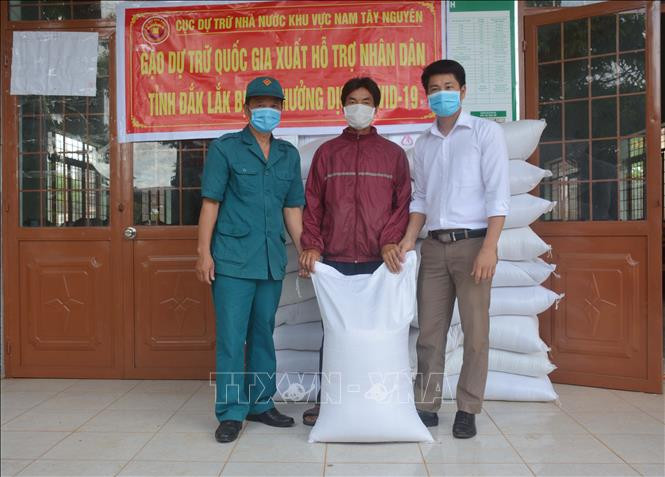 Cấp phát gạo cho người dân gặp khó khăn do ảnh hưởng của dịch COVID-19 ở Đắk Lắk. Ảnh: Hoài Thu - TTXVN Tỉnh Đắk Lắk cấp phát hơn 534 tấn gạo đến tận tay người dân khó khăn ảnh 3