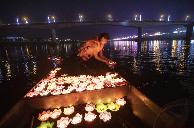Người dân thả hoa đăng trên sông Đà. Ảnh: Trọng Đạt - TTXVN Hòa Bình: Lễ cầu ngư, thả hoa đăng và khai trương phố đi bộ ảnh 4