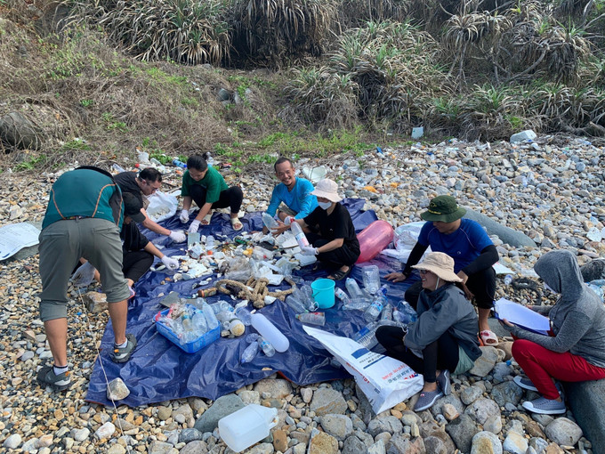 Chương trình phối hợp giữa WWF Việt Nam và Ban quản lý Vườn Quốc gia Côn Đảo về hoạt động giám sát rác thải nhựa ven các bờ biển nơi rác thải đại dương trôi dạt vào và hoạt động thu gom rác đại dương. Ảnh: TTXVN phát Cân bằng, hài hòa để phát triển bền vững “kinh tế không khói” ảnh 4