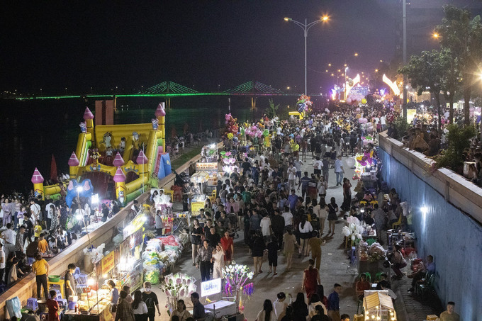 Phố đi bộ Thành phố Hòa Bình có tổng chiều dài 2km trên đê Đà Giang chính thức được khai mạc và thực hiện và tối thứ 6 và thứ 7 hàng tuần. Ảnh: Trọng Đạt - TTXVN Hòa Bình: Lễ cầu ngư, thả hoa đăng và khai trương phố đi bộ ảnh 5