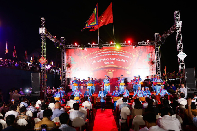 Lễ cầu ngư. Ảnh: Trọng Đạt – TTXVN Hòa Bình: Lễ cầu ngư, thả hoa đăng và khai trương phố đi bộ ảnh 3